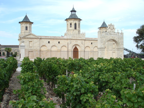 Cos D'Estournel_fachada con viñedo