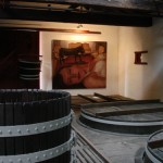 Lynch Bages_sala de barricas con cuadro