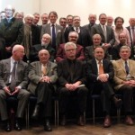 Al centro el presidente de la Academia Internacional del Vino, el chileno Mariano Fernández Amanátegui, desde su derecha van: Eric Sauter (Holanda), Jacques Puisais (Francia), Presidente honorario; y Bruno Prats (Francia) socio de Viña Aquitania en Chile.  A su izquierda Jean Pierre Perrin (Francia) Chancelier; Franco Martinetti (Italia) el Presidente anterior a Fernández; Jean-Noel Boidron (Francia) Château Corbin Michotte; Hubert de Montille (Francia) productor en Borgoña y famoso protagonista del película Mondovino; y Josh Jensen (EE.UU.) propietario de Viña Calera.