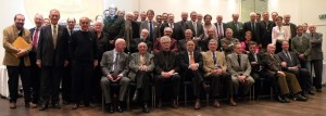 Al centro el presidente de la Academia Internacional del Vino, el chileno Mariano Fernández Amanátegui, desde su derecha van: Eric Sauter (Holanda), Jacques Puisais (Francia), Presidente honorario; y Bruno Prats (Francia) socio de Viña Aquitania en Chile.  A su izquierda Jean Pierre Perrin (Francia) Chancelier; Franco Martinetti (Italia) el Presidente anterior a Fernández; Jean-Noel Boidron (Francia) Château Corbin Michotte; Hubert de Montille (Francia) productor en Borgoña y famoso protagonista del película Mondovino; y Josh Jensen (EE.UU.) propietario de Viña Calera.